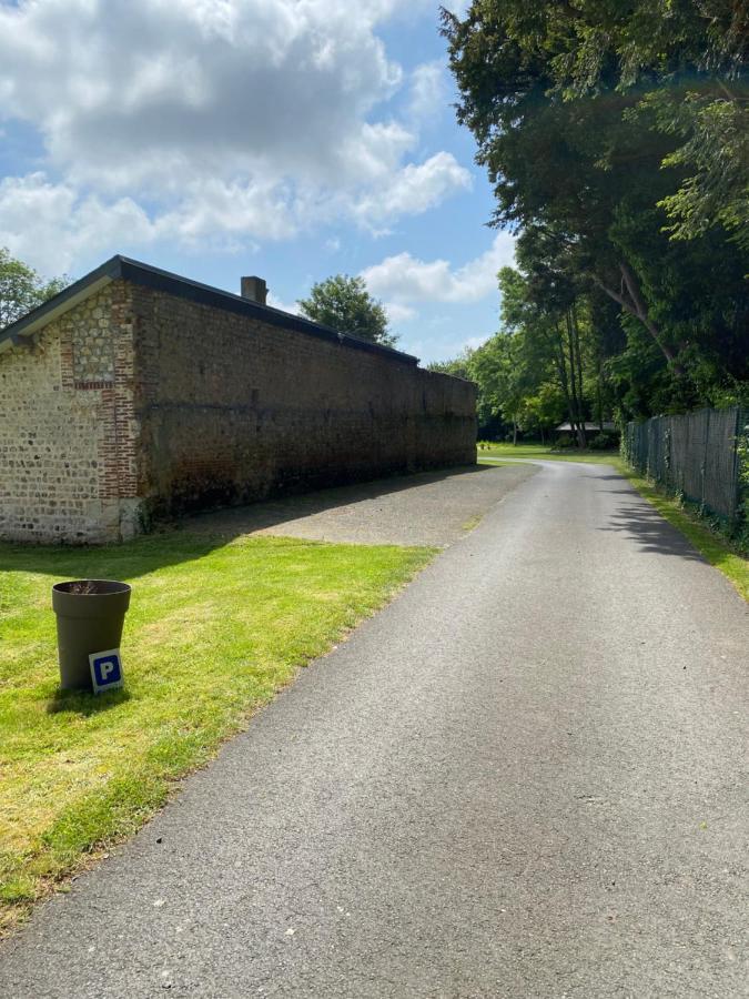 Chambres D'Hotes Aux Ecuries Du Chateau Contremoulins Bagian luar foto